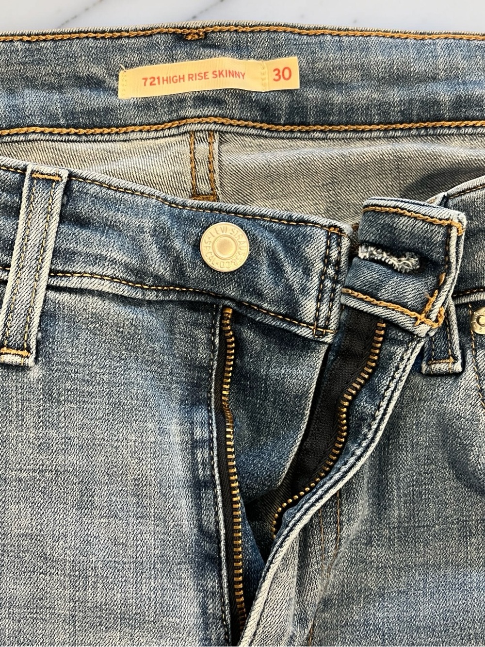 Levi's Stone Wash Blue Denim Jeans with Contrast Stitching - Picture 8 of 9